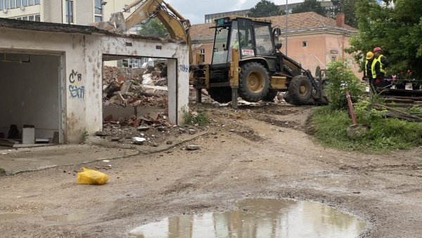 УМЕСТО ГАРАЖА ПАРКИНГ: У центру Пироту почело уређење УМЕСТО ГАРАЖА ПАРКИНГ: У центру Пироту почело уређење