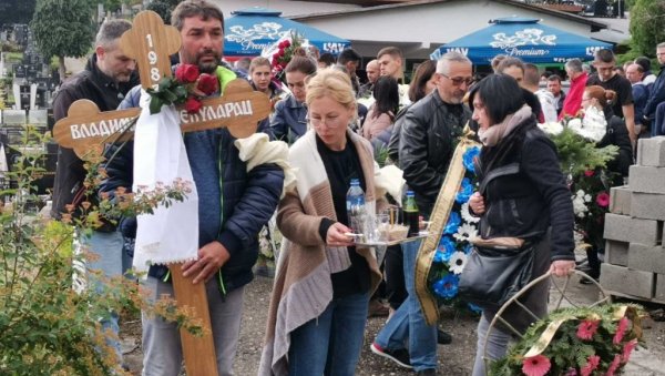 ЖУПА СЕ ГУШИ У СУЗАМА: Сахрањен Шекуларац - стотине грађана га испратило на вечни починак (ФОТО/ВИДЕО) ЖУПА СЕ ГУШИ У СУЗАМА: Сахрањен Шекуларац - стотине грађана га испратило на вечни починак (ФОТО/ВИДЕО)
