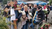 ŽUPA SE GUŠI U SUZAMA: Sahranjen Šekularac - stotine građana ga ispratilo na večni počinak (FOTO/VIDEO) ŽUPA SE GUŠI U SUZAMA: Sahranjen Šekularac - stotine građana ga ispratilo na večni počinak (FOTO/VIDEO)