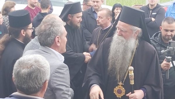 МИТРОПОЛИТ ЈОАНИКИЈЕ СТИГАО У ЂУРЂЕВЕ СТУПОВЕ: Хиљаде људи га дочекало у Беранама, епископ одржао божју службу у древној светињи МИТРОПОЛИТ ЈОАНИКИЈЕ СТИГАО У ЂУРЂЕВЕ СТУПОВЕ: Хиљаде људи га дочекало у Беранама, епископ одржао божју службу у древној светињи