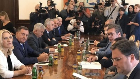 ОД ВУЧИЋА ТРАЖЕ ПРАВНУ И ДИПЛОМАТСКУ ЗАШТИТУ! Политичари РС код председника Србије због спорног именовања високог представника у БиХ ОД ВУЧИЋА ТРАЖЕ ПРАВНУ И ДИПЛОМАТСКУ ЗАШТИТУ! Политичари РС код председника Србије због спорног именовања високог представника у БиХ