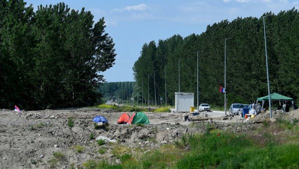ШУТ ВИШЕ НЕ ОДВОЗЕ У РЕВУ: Заустављени камиони ЈКП Градска чистоћа са грађевинским отпадом ШУТ ВИШЕ НЕ ОДВОЗЕ У РЕВУ: Заустављени камиони ЈКП Градска чистоћа са грађевинским отпадом
