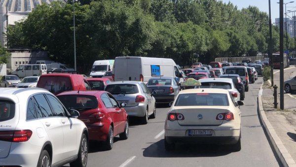 ВЕЛИКИ ЗАСТОЈ КОД САЈМА: Савет возачима - заобиђите овај део града! (ФОТО) ВЕЛИКИ ЗАСТОЈ КОД САЈМА: Савет возачима - заобиђите овај део града! (ФОТО)