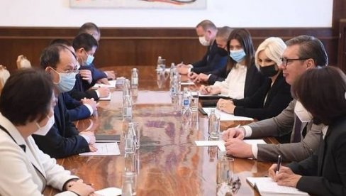 VUČIĆ SA PREDSTAVNICIMA KOMPANIJE ZIĐIN: Sastanku je prisustvovala i ambasadorka Čen Bo VUČIĆ SA PREDSTAVNICIMA KOMPANIJE ZIĐIN: Sastanku je prisustvovala i ambasadorka Čen Bo