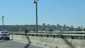 DRAMA NA MOSTU NA ADI: Devojka (21) pokušala da izvrši samoubistvo skokom u Savu DRAMA NA MOSTU NA ADI: Devojka (21) pokušala da izvrši samoubistvo skokom u Savu