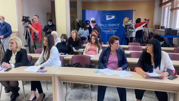 ФОРМИРАНА ЖЕНСКА ОДБОРНИЧКА МРЕЖА: У Градској скупштини у Пироту половина одборника су жене ФОРМИРАНА ЖЕНСКА ОДБОРНИЧКА МРЕЖА: У Градској скупштини у Пироту половина одборника су жене