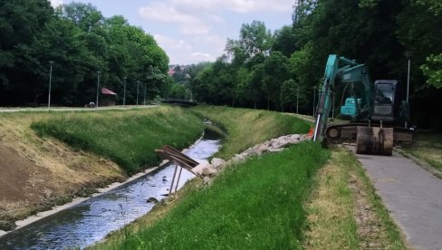 СРУШЕН ДРВЕНИ МОСТ ПРЕКО ТОПЧИДЕРСКЕ РЕКЕ: Дуго био небезбедан за коришћење СРУШЕН ДРВЕНИ МОСТ ПРЕКО ТОПЧИДЕРСКЕ РЕКЕ: Дуго био небезбедан за коришћење