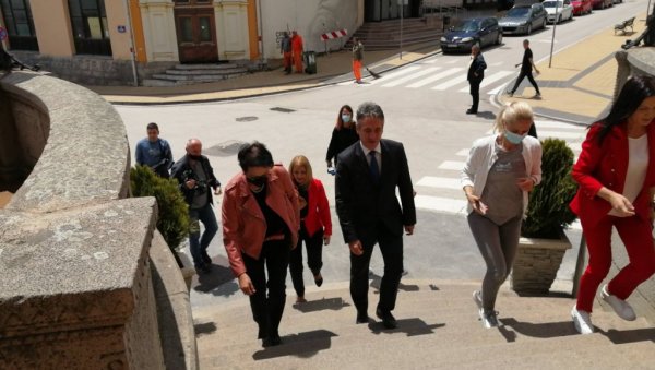 САСТАНАК СА ГРАДОНАЧЕЛНИКОМ: Министарка Чомић у Врању САСТАНАК СА ГРАДОНАЧЕЛНИКОМ: Министарка Чомић у Врању