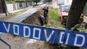 МЕЊАЈУ СТАРЕ АЗБЕСТНЕ ЦЕВИ: Реконструкција водоводне мреже у Бихаћкој улици у Вршцу МЕЊАЈУ СТАРЕ АЗБЕСТНЕ ЦЕВИ: Реконструкција водоводне мреже у Бихаћкој улици у Вршцу