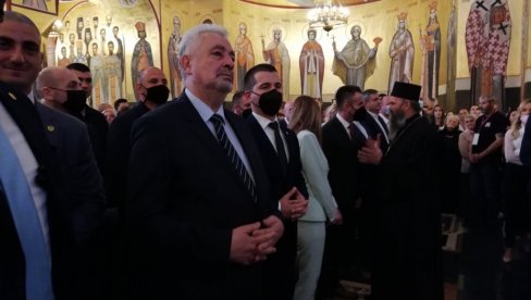 KRIVOKAPIĆ SE PRAVDA, UGOVOR I DALJE NIJE POTPISAN: Premijer Crne Gore se obratio Joanikiju, traži oprost od njega (FOTO) KRIVOKAPIĆ SE PRAVDA, UGOVOR I DALJE NIJE POTPISAN: Premijer Crne Gore se obratio Joanikiju, traži oprost od njega (FOTO)