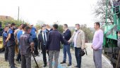 ВЛАСТ ЛЕЧИ СТАРУ НЕПРАВДУ: Све више посла у Горњој Трнови код Угљевика ВЛАСТ ЛЕЧИ СТАРУ НЕПРАВДУ: Све више посла у Горњој Трнови код Угљевика
