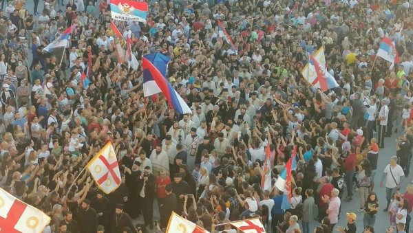 МИТРОПОЛИТ ЈОАНИКИЈЕ СТИГАО У ПОДГОРИЦУ: Народ се сјатио испред храма Христовог Васкрсења, у току вечерња служба (ФОТО) МИТРОПОЛИТ ЈОАНИКИЈЕ СТИГАО У ПОДГОРИЦУ: Народ се сјатио испред храма Христовог Васкрсења, у току вечерња служба (ФОТО)