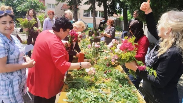 РАДИОНИЦЕ КРЕАТИВНОГ ПРЕДУЗЕТНИШТВА У ПАРАЋИНУ: Испред Завичајног музеја одржана прва од четири радионице новог пројекта РАДИОНИЦЕ КРЕАТИВНОГ ПРЕДУЗЕТНИШТВА У ПАРАЋИНУ: Испред Завичајног музеја одржана прва од четири радионице новог пројекта