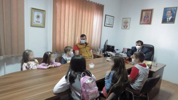 НАГРАЂЕНИ РАДОВИ СА КОНКУРСА ВАСКРШЊЕ ШАРЕНИЛО: Председник општине Рековац примио малишане у свом кабинету (ФОТО) НАГРАЂЕНИ РАДОВИ СА КОНКУРСА ВАСКРШЊЕ ШАРЕНИЛО: Председник општине Рековац примио малишане у свом кабинету (ФОТО)
