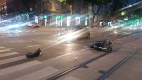 САОБРАЋАЈНА НЕСРЕЋА НА ДОРЋОЛУ: Судар скутера и аута, младић хитно пребачен у Ургентни центар - трамваји стоје САОБРАЋАЈНА НЕСРЕЋА НА ДОРЋОЛУ: Судар скутера и аута, младић хитно пребачен у Ургентни центар - трамваји стоје