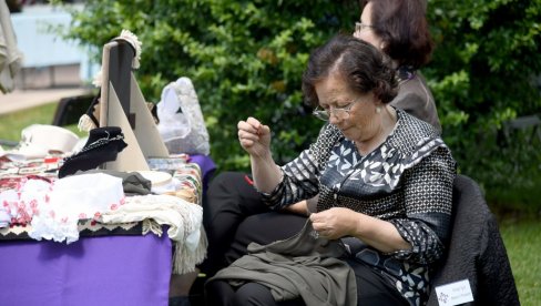 ЧУВАЈУ НАРОДНО НАСЛЕЂЕ: У резиденцији Амбасаде САД на Дедињу изложене рукотворине жена и организација из Србије ЧУВАЈУ НАРОДНО НАСЛЕЂЕ: У резиденцији Амбасаде САД на Дедињу изложене рукотворине жена и организација из Србије