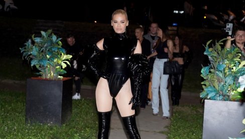 NATAŠA BEKVALAC IZGLEDA NEVEROVATNO: U crnom lateksu otvorila sezonu, svi su ostali bez teksta (FOTO) NATAŠA BEKVALAC IZGLEDA NEVEROVATNO: U crnom lateksu otvorila sezonu, svi su ostali bez teksta (FOTO)