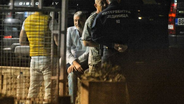 НОВИ СНИМЦИ Овако је синоћ изгледао хаос после насилног инцидента због којег је приведен Чедомир Јовановић (ВИДЕО) НОВИ СНИМЦИ Овако је синоћ изгледао хаос после насилног инцидента због којег је приведен Чедомир Јовановић (ВИДЕО)