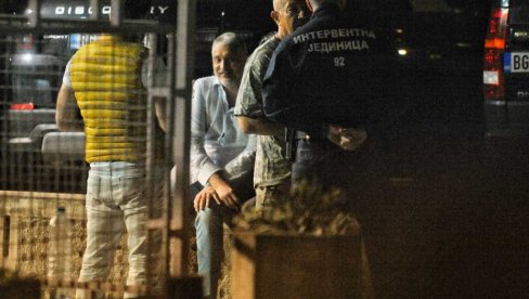 NOVI SNIMCI Ovako je sinoć izgledao haos posle nasilnog incidenta zbog kojeg je priveden Čedomir Jovanović (VIDEO) NOVI SNIMCI Ovako je sinoć izgledao haos posle nasilnog incidenta zbog kojeg je priveden Čedomir Jovanović (VIDEO)