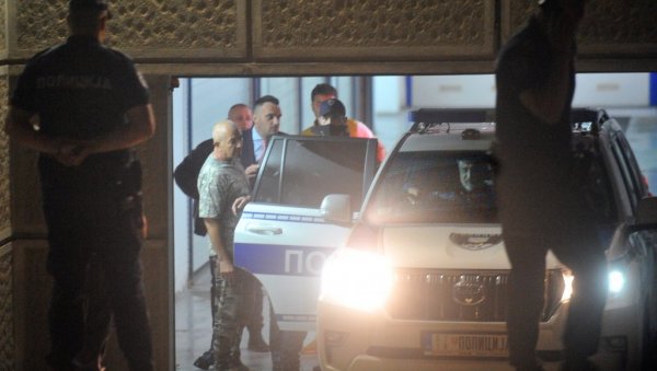 ЧЕДОМИР ЈОВАНОВИЋ ДИВЉАО, ОДВЕЗЛА ГА ПОЛИЦИЈА: Интервентна га испитивала, демолирао локал брзе хране (ФОТО) ЧЕДОМИР ЈОВАНОВИЋ ДИВЉАО, ОДВЕЗЛА ГА ПОЛИЦИЈА: Интервентна га испитивала, демолирао локал брзе хране (ФОТО)