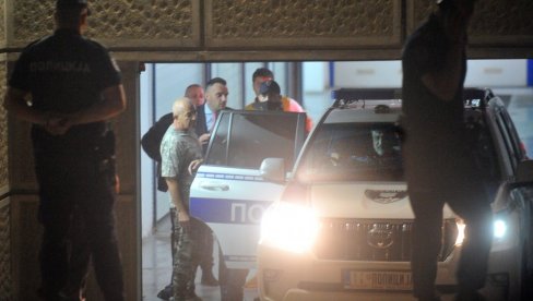 ЧЕДОМИР ЈОВАНОВИЋ ДИВЉАО, ОДВЕЗЛА ГА ПОЛИЦИЈА: Интервентна га испитивала, демолирао локал брзе хране (ФОТО) ЧЕДОМИР ЈОВАНОВИЋ ДИВЉАО, ОДВЕЗЛА ГА ПОЛИЦИЈА: Интервентна га испитивала, демолирао локал брзе хране (ФОТО)