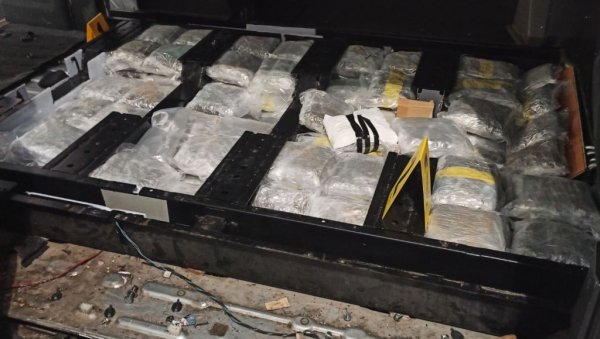 ВЕЛИКА АКЦИЈА ПОЛИЦИЈЕ НА БАТРОВЦИМА: У бункеру у возилу пронађено 41 килограм марихуане - Ухапшен мушкарац из Липљана ВЕЛИКА АКЦИЈА ПОЛИЦИЈЕ НА БАТРОВЦИМА: У бункеру у возилу пронађено 41 килограм марихуане - Ухапшен мушкарац из Липљана