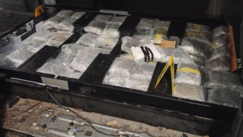 VELIKA AKCIJA POLICIJE NA BATROVCIMA: U bunkeru u vozilu pronađeno 41 kilogram marihuane - Uhapšen muškarac iz Lipljana VELIKA AKCIJA POLICIJE NA BATROVCIMA: U bunkeru u vozilu pronađeno 41 kilogram marihuane - Uhapšen muškarac iz Lipljana