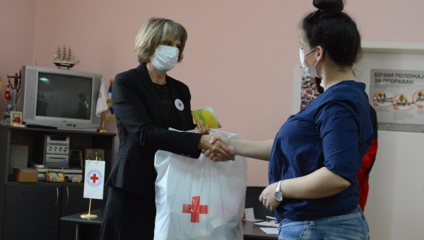 ДА НАС БУДЕ ВИШЕ: Краљевачки Црвени крст поделио пакете за новорођене бебе ДА НАС БУДЕ ВИШЕ: Краљевачки Црвени крст поделио пакете за новорођене бебе