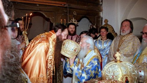 PATRIJARH PAVLE GA UVEO U TRON EPISKOPA: Na današnji dan, pre 21 godinu na Cetinju u čin episkopa hirotonisan mitropolit Joanikije PATRIJARH PAVLE GA UVEO U TRON EPISKOPA: Na današnji dan, pre 21 godinu na Cetinju u čin episkopa hirotonisan mitropolit Joanikije