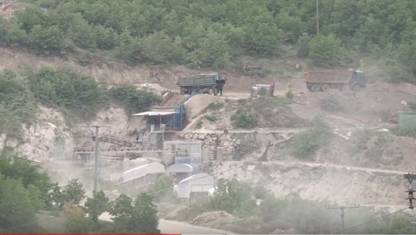 И ПЧЕЛЕ СУ ОТЕРАЛИ ПРАШИНОМ: Проблем житеља станишора код Новог Брда кулминирао протестима мештана И ПЧЕЛЕ СУ ОТЕРАЛИ ПРАШИНОМ: Проблем житеља станишора код Новог Брда кулминирао протестима мештана