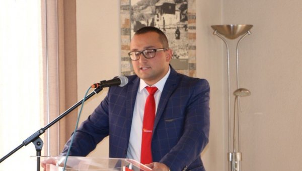 ИЗДАЈНИК ЈЕР НЕ ШИРИ МРЖЊУ: Доктор Албин Ћеман на удару ДПС и Бошњачке странке због гласања о Сребреници ИЗДАЈНИК ЈЕР НЕ ШИРИ МРЖЊУ: Доктор Албин Ћеман на удару ДПС и Бошњачке странке због гласања о Сребреници