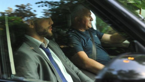 USKORO POČINJE GALA ROĐENDAN: Na proslavu stigao tata Veljko, a evo ko je došao odmah posle njega (FOTO/VIDEO) USKORO POČINJE GALA ROĐENDAN: Na proslavu stigao tata Veljko, a evo ko je došao odmah posle njega (FOTO/VIDEO)
