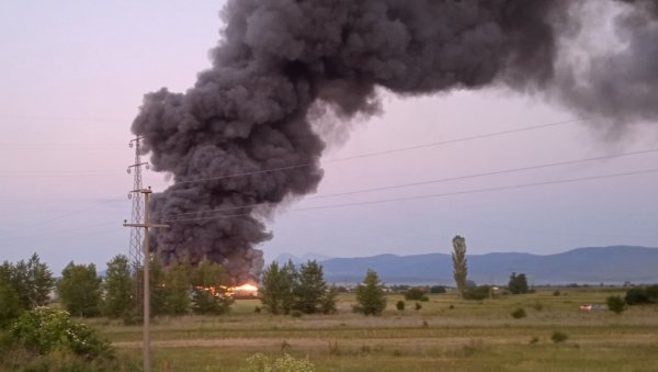 ВЕЛИКИ ПОЖАР У НИШУ: Гори стовариште у насељу Девети мај (ВИДЕО) ВЕЛИКИ ПОЖАР У НИШУ: Гори стовариште у насељу Девети мај (ВИДЕО)