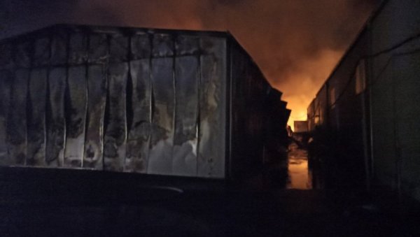 ДЕТАЉИ ПОЖАРА У НИШУ: Двадесет ватрогасаца спречило ширење ватре на суседни магацин (ФОТО) ДЕТАЉИ ПОЖАРА У НИШУ: Двадесет ватрогасаца спречило ширење ватре на суседни магацин (ФОТО)