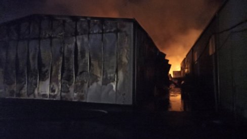 ДЕТАЉИ ПОЖАРА У НИШУ: Двадесет ватрогасаца спречило ширење ватре на суседни магацин (ФОТО) ДЕТАЉИ ПОЖАРА У НИШУ: Двадесет ватрогасаца спречило ширење ватре на суседни магацин (ФОТО)