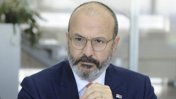 КРАВАТА - ЗАСТАВА: Сем Фабрици имао посебан стајлинг КРАВАТА - ЗАСТАВА: Сем Фабрици имао посебан стајлинг