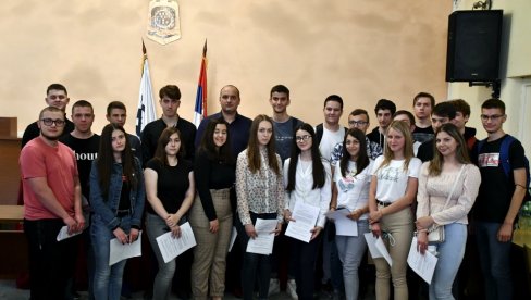 OPŠTINA NEGOTIN STIPENDIRA UČENIKE I STUDENTE: Važno nam je da ulažemo u mlade OPŠTINA NEGOTIN STIPENDIRA UČENIKE I STUDENTE: Važno nam je da ulažemo u mlade
