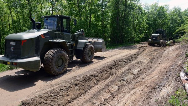 СРПСКА И РУСКА ВОЈСКА РАМЕ УЗ РАМЕ: Реконструкција пута на Голији СРПСКА И РУСКА ВОЈСКА РАМЕ УЗ РАМЕ: Реконструкција пута на Голији