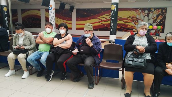ЖИВО НА ВАКЦИНАЛНОМ ПУНКТУ: Целодневни рад вакциналног тима у Параћину ЖИВО НА ВАКЦИНАЛНОМ ПУНКТУ: Целодневни рад вакциналног тима у Параћину