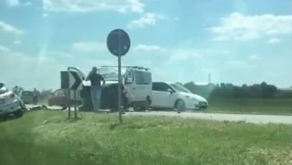 ТЕШКА САОБРАЋАЈНА НЕСРЕЋА У НОВОМ САДУ: Ватрогасци извлаче повређеног возача, секу возило ТЕШКА САОБРАЋАЈНА НЕСРЕЋА У НОВОМ САДУ: Ватрогасци извлаче повређеног возача, секу возило