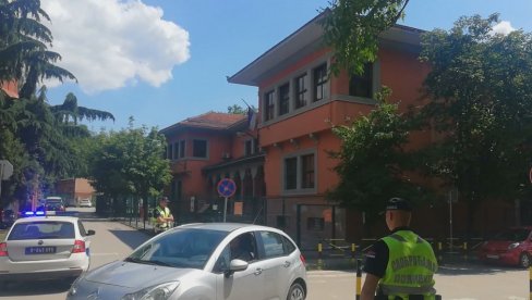 ЕВАКУИСАНА ШКОЛА У СМЕДЕРЕВУ: У подруму нађена експлозивна средства ЕВАКУИСАНА ШКОЛА У СМЕДЕРЕВУ: У подруму нађена експлозивна средства
