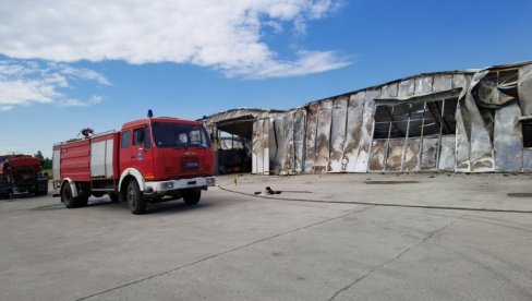 ВАТРОГАСЦИ БИЛИ БРЖИ ОД ПОЖАРА: Још се утврђује зашто је плануло више од 3.000 квадрата магацинског простора у Нишу ВАТРОГАСЦИ БИЛИ БРЖИ ОД ПОЖАРА: Још се утврђује зашто је плануло више од 3.000 квадрата магацинског простора у Нишу