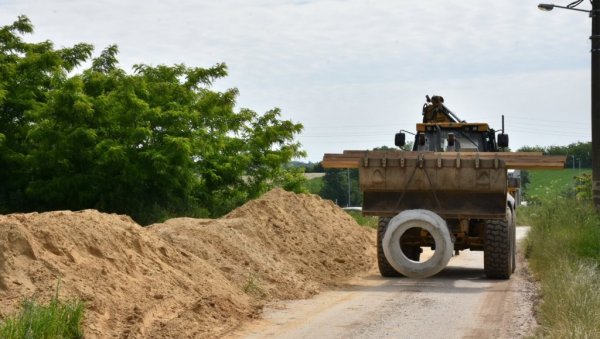 ПОЧЕЛА ИЗГРАДЊА КАНАЛИЗАЦИОНЕ МРЕЖЕ У МЕЂУЛУЖЈУ: Грађани одушевљени- на ово чекали деценијама ПОЧЕЛА ИЗГРАДЊА КАНАЛИЗАЦИОНЕ МРЕЖЕ У МЕЂУЛУЖЈУ: Грађани одушевљени- на ово чекали деценијама
