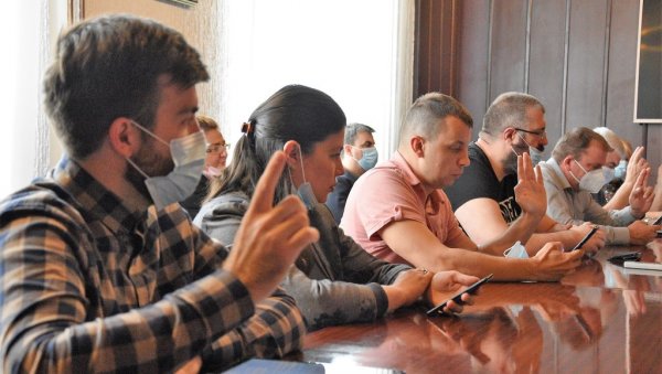 БУЏЕТ ЋУПРИЈЕ: Дефицит обезбеђују код пословних банака БУЏЕТ ЋУПРИЈЕ: Дефицит обезбеђују код пословних банака