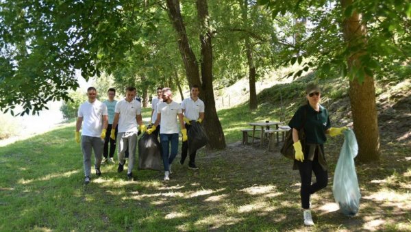 ЛЕПОТЕ РЕКЕ ОБАВЕЗУЈУ: Велика акција на чишћењу приобаља, Дрине и Дринског језера код Малог Зворника (ФОТО) ЛЕПОТЕ РЕКЕ ОБАВЕЗУЈУ: Велика акција на чишћењу приобаља, Дрине и Дринског језера код Малог Зворника (ФОТО)