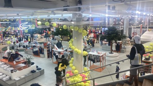 СКУП БОРАВАК НА ГРЕНД СЛЕМУ: Најјефтинији је тениски рекет СКУП БОРАВАК НА ГРЕНД СЛЕМУ: Најјефтинији је тениски рекет
