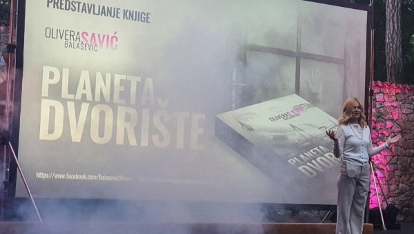 БАЈКОВИТО ПУТОВАЊЕ НА ПЛАНЕТУ ДВОРИШТЕ: На Летњој позорници на Палићу представљена књига Оливере Балашевић БАЈКОВИТО ПУТОВАЊЕ НА ПЛАНЕТУ ДВОРИШТЕ: На Летњој позорници на Палићу представљена књига Оливере Балашевић