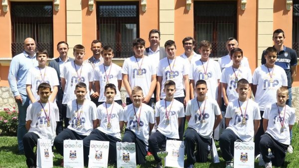 СВЕЧАНИ ПРИЈЕМ ЗА ОМЛАДИНЦЕ: Градоначелник Шапца примио младе рукометаше Металопластике СВЕЧАНИ ПРИЈЕМ ЗА ОМЛАДИНЦЕ: Градоначелник Шапца примио младе рукометаше Металопластике