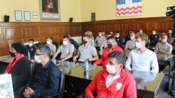 ПРИЈЕМ ЗА ЈУНИОРСКЕ ШАМПИОНЕ БиХ: Градоначелник Бијељине разговарао са фудбалерима и управом ФК Звијезда 09 ПРИЈЕМ ЗА ЈУНИОРСКЕ ШАМПИОНЕ БиХ: Градоначелник Бијељине разговарао са фудбалерима и управом ФК Звијезда 09