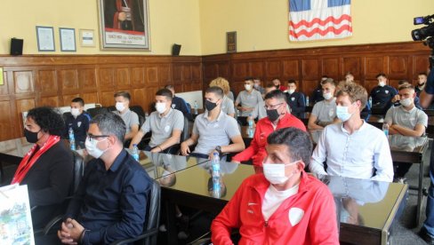ПРИЈЕМ ЗА ЈУНИОРСКЕ ШАМПИОНЕ БиХ: Градоначелник Бијељине разговарао са фудбалерима и управом ФК Звијезда 09 ПРИЈЕМ ЗА ЈУНИОРСКЕ ШАМПИОНЕ БиХ: Градоначелник Бијељине разговарао са фудбалерима и управом ФК Звијезда 09